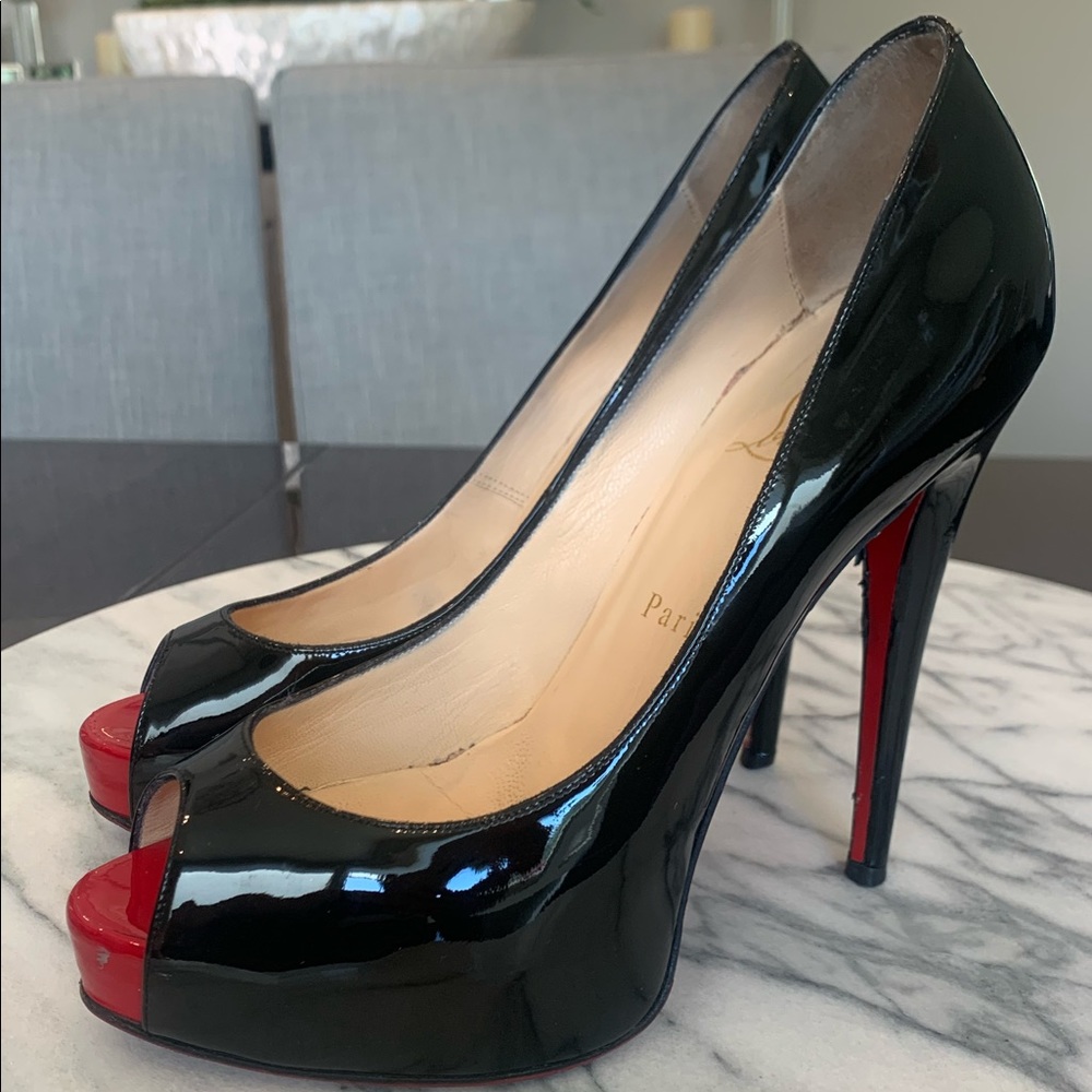 Christian Louboutin Very Prive Peep toe pump